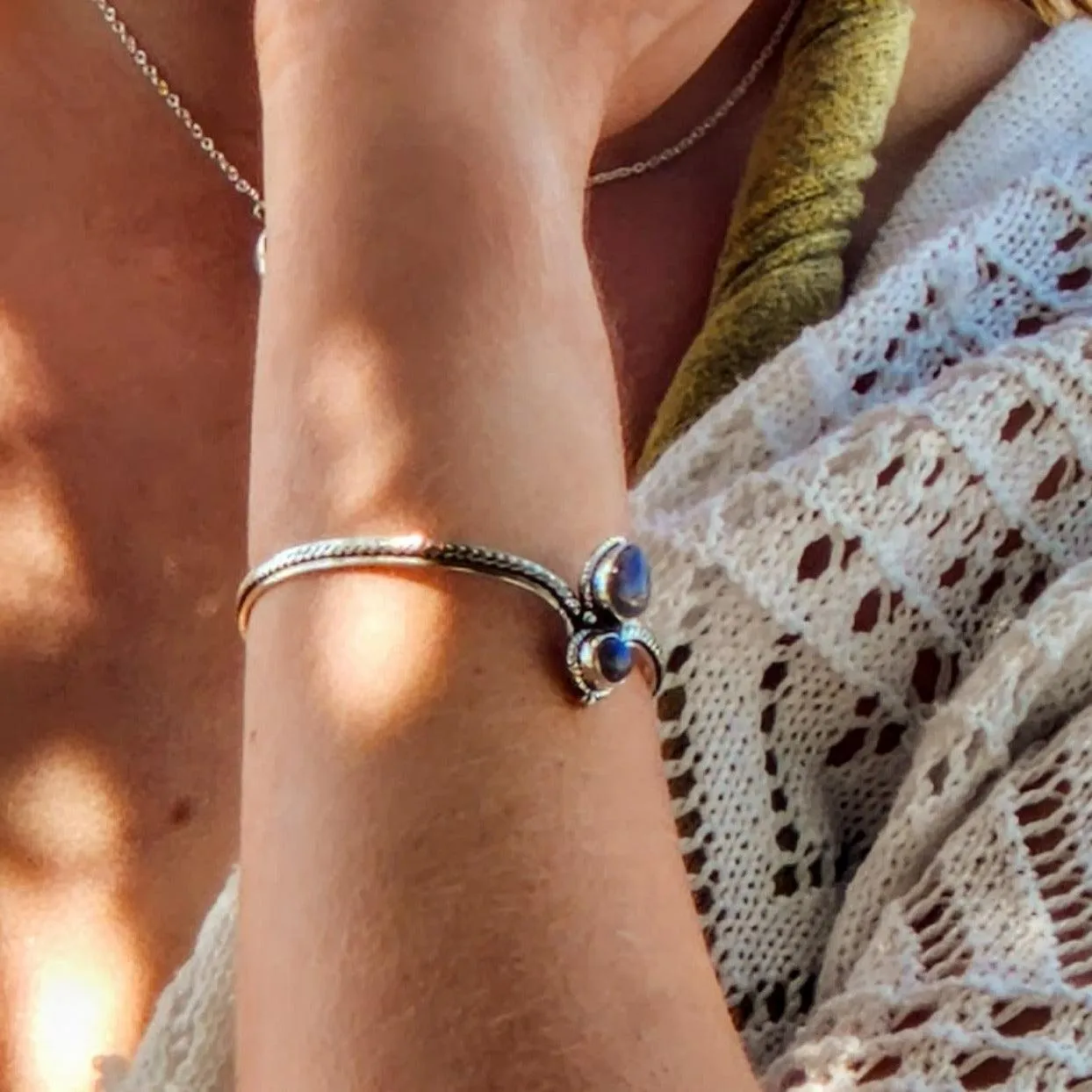 AURA - LABRADORITE STONE CUFF